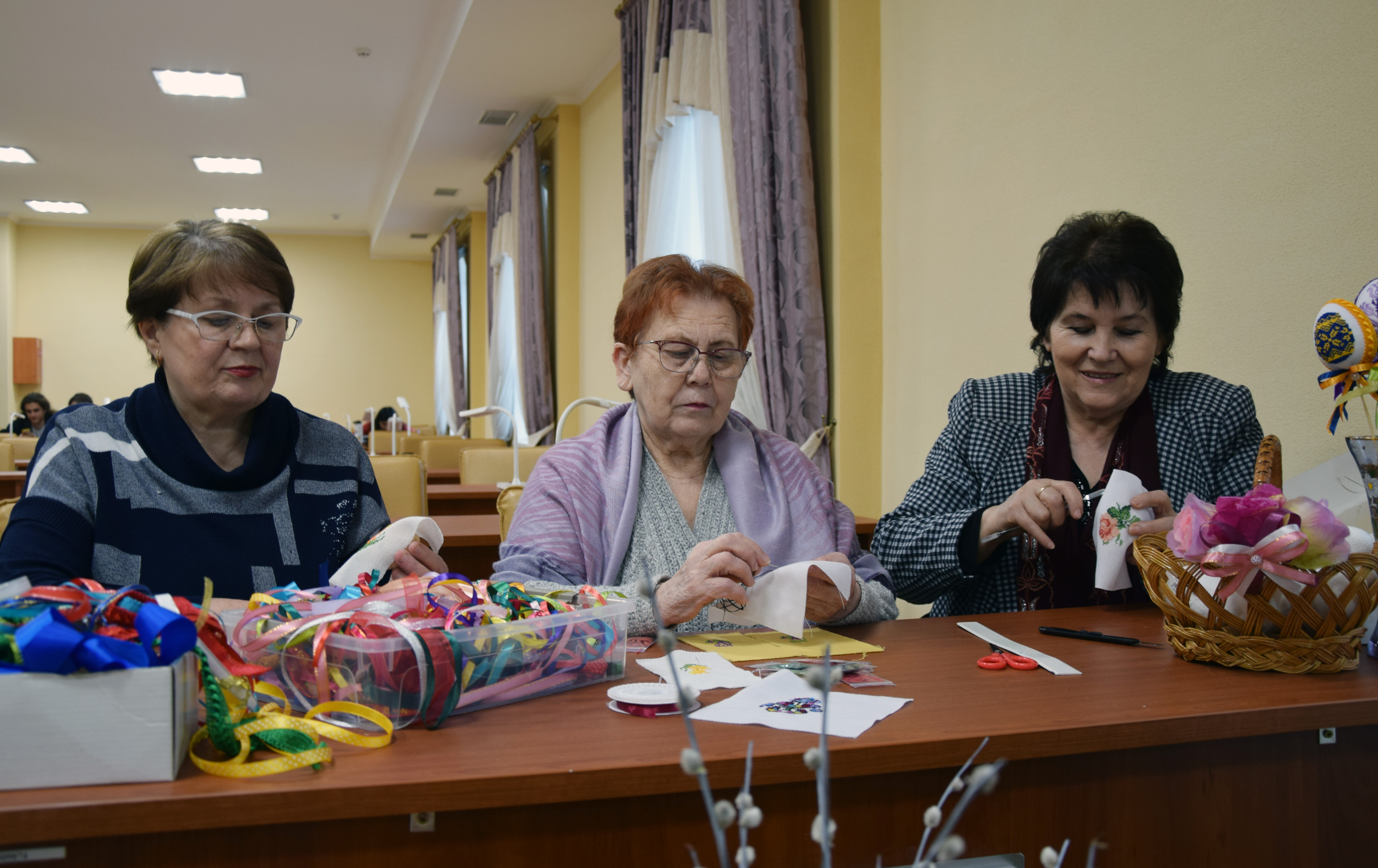 Бібліотекарки-вмілиці (зліва направо) Галина Галат, Євгенія Демків, Лариса Даценко вишивають писанки. Фото автора